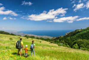 Famille marchant sur le terrain